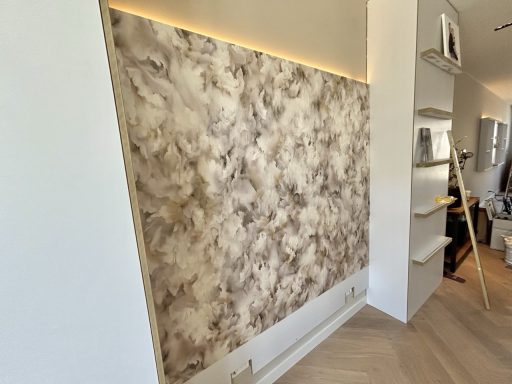 Moderne muur met een marmerpatroon en sfeerverlichting aan de bovenrand.