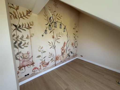 Wanddecoratie met planten en dieren in zachte kleuren tegen een lichte achtergrond.